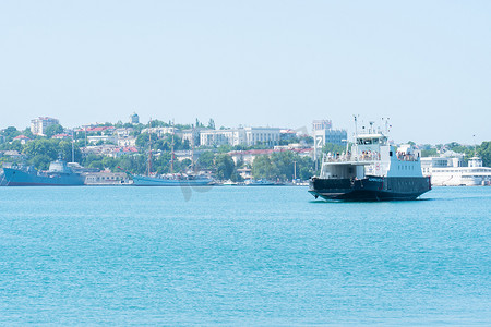 俄罗斯，克里米亚 — 2022年7月8日：塞瓦斯托波尔俄罗斯城市湾海克里米亚码头渡轮运输天空，黑色景观，岸边户外风景，炮船。