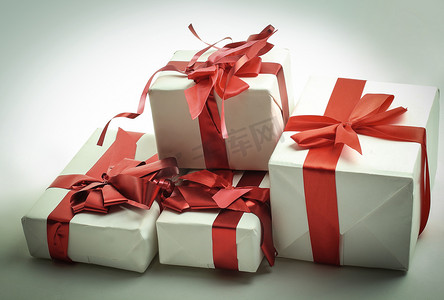 优雅的礼品盒，用纸包裹着红色缎带。