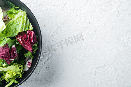 Frieze、长叶莴苣和 Radicchio 生菜，在白色背景中，顶视图平铺，带有文本复制空间
