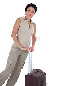 年轻的旅游妇女站着，提着棕色旅行箱隔离