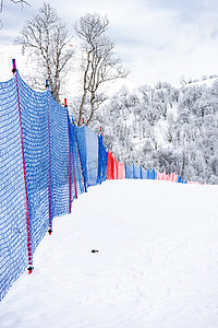 滑雪道上的蓝色安全网