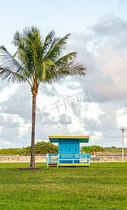 迈阿密海滩 Souh 海滩草坪上的救生员小屋