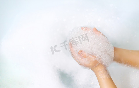 用肥皂水彻底洗手。