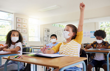 学生打扫教室摄影照片_在科维德大流行中的学习、教育和课堂，学生们戴着口罩，以防止病毒或疾病的传播。