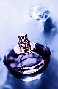 紫色水下的香水瓶，清新的海岸香味作为魅力香水，香水产品作为节日礼物，豪华美容水疗品牌礼物