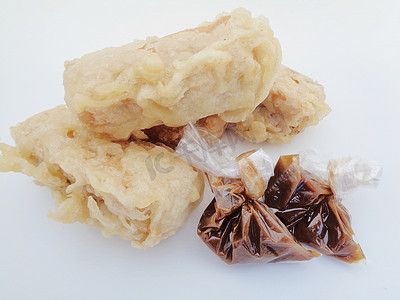 Tahu isi（也称为 tahu slomprot、tahu berontak），一种由炸豆腐制成的印尼食品，里面填满面条和切片蔬菜。