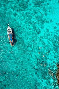 蓝色水摄影照片_泰国普吉岛猫岛 Koh Khai Nuai 的鸟瞰图