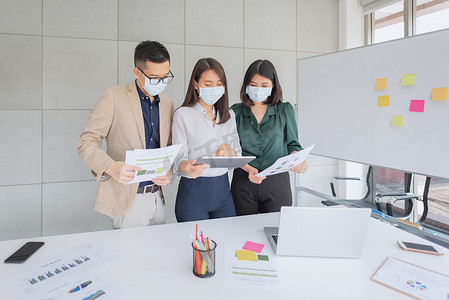 企业员工在办公室工作期间戴口罩以保持卫生遵守公司政策
