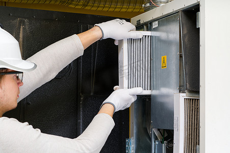 HVAC 过滤器更换家用中央空气系统。