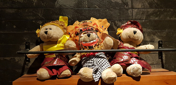 一群穿着各种衣服的毛绒玩具熊，泰迪熊毛绒玩具