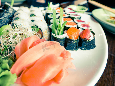 午餐时间餐厅的日本寿司，亚洲美食