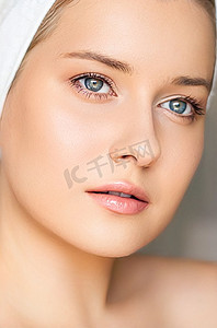 毛巾美女摄影照片_皮肤护理和美容常规、头裹白毛巾的美女、护肤化妆品和面部美容