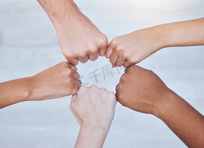 在社区治疗会议上，拳头碰撞、团结和支持小组握手围成一圈。