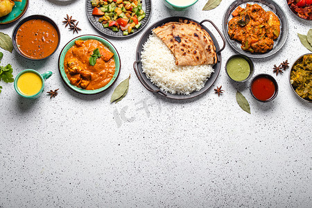 白色混凝土桌面景观复制空间上的印度民族美食自助餐