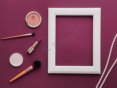紫色背景上的白色垂直艺术框架、化妆产品和珍珠首饰，作为平面设计、艺术品印刷品或相册