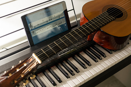 钢琴键盘和吉他。