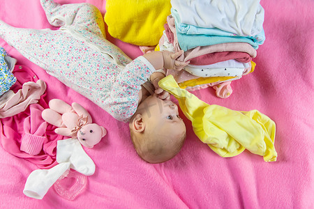 婴儿散落的衣服和玩具。