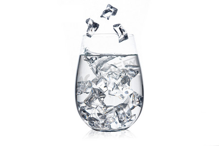 冰块杯水摄影照片_杯水与冰块在白色背景。