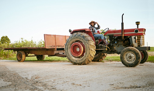 正月十五快乐摄影照片_农场、拖拉机和农业，快乐的女农民在农场驾驶车辆，在可持续和绿色环境中实现可持续性、增长和发展。