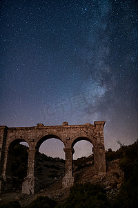 阿里亚索斯古城，夜晚银河可见的城门