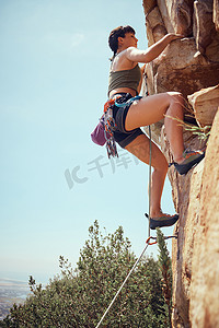 户外登山摄影照片_与女运动员或运动员一起在户外进行登山、攀岩和运动，以保持健康和健身。
