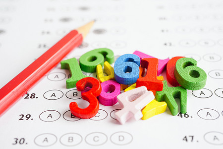 答案表上用铅笔测试数学数字，用于学习数学、教育数学概念。