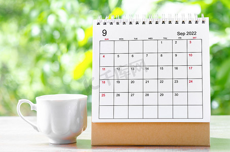 2022 年 9 月的日历桌，供组织者在自然背景的木桌上进行计划和提醒。