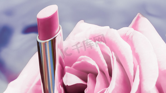 玫瑰唇唇摄影照片_液体背景中的粉色口红和玫瑰花、防水魅力化妆品和唇彩化妆品产品，适用于豪华美容品牌假日设计