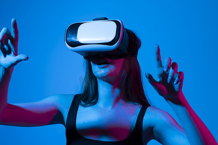 未来可期间摄影照片_惊讶的年轻女子在 VR 体验期间触摸空气。