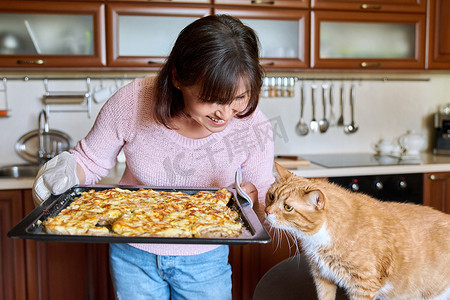 带着烤肉片和有趣的姜家猫的女人