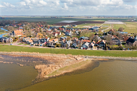 从荷兰艾瑟尔湖的加斯特小村庄鸟瞰