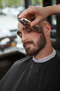 男子被专业理发师剪胡子