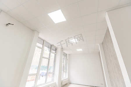 带照明和光通道窗的声学天花板、声学天花板纹理隔音材料、吸声器、工业建筑概念背景黑白色调