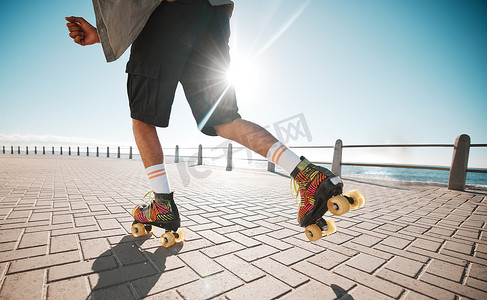 人滑摄影照片_在人行道、大海或海岸上进行轮滑、运动和健身。