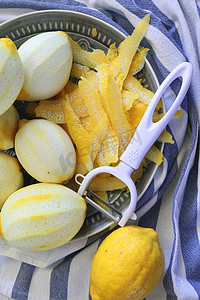 削水果摄影照片_柠檬水果和去皮条用于调味或制作柠檬酒。