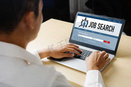 在时尚网站上在线求职，供工人寻找工作机会