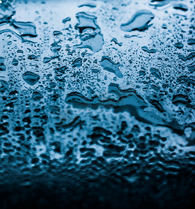质感水摄影照片_水纹理抽象背景、蓝色玻璃上的水滴作为科学宏观元素、雨天和自然表面艺术背景为环境品牌设计