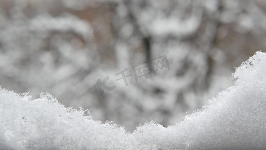 白色的雪花飘落在冬天，寒冷的圣诞雪花。