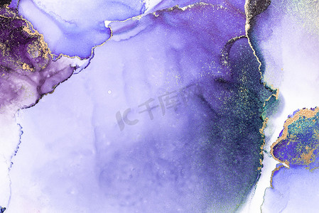 大理石液体水墨艺术画在纸上的紫金抽象背景。