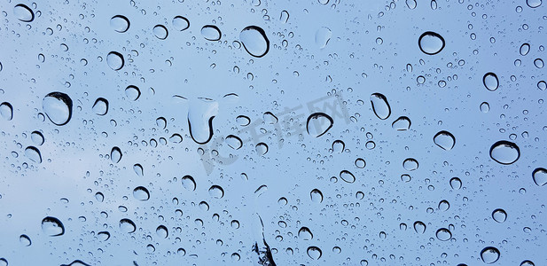 水滴透过窗玻璃表面对蓝天的透视有利于多媒体内容