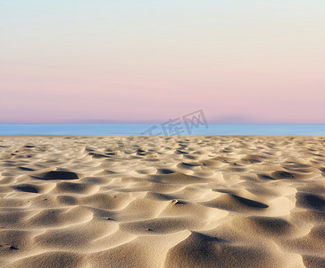 迎新莫兰迪摄影照片_丹麦洛克肯日德兰半岛海岸的沙滩景观和暮色天空的复制空间。