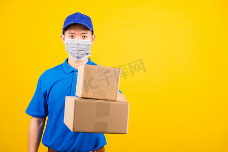 戴着口罩防护服的送货工人送纸板