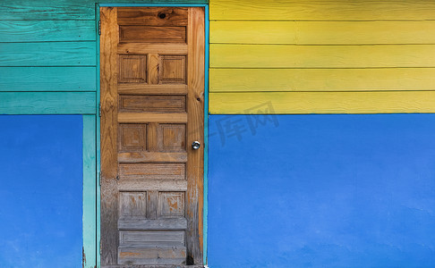 与颜色被绘的墙壁的难看的东西老门。