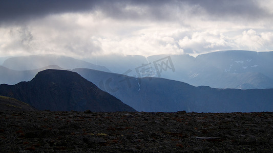 中仙境摄影照片_云中的山峰。
