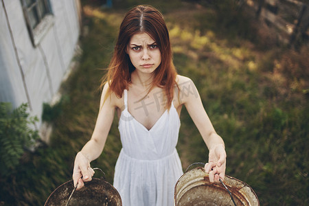 手拿水桶的白裙女人阳光自由