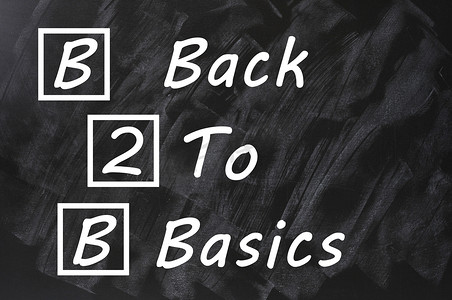 教育b摄影照片_B2B 的首字母缩略词，代表写在脏黑板上的“回到基础”