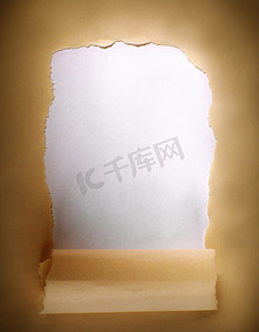 棕色包装纸撕破后露出白色面板，非常适合复印空间