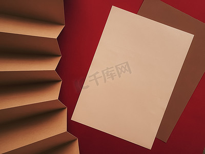 米色和棕色 A4 纸作为办公文具平铺、奢侈品牌平铺和品牌标识设计，用于模型、工作和创意