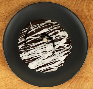 木板上覆盖着黑色和白色巧克力的面包