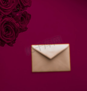 七夕礼物摄影照片_情人节送情书和鲜花，豪华的玫瑰花束和栗色背景的卡片，适合浪漫的假日设计
